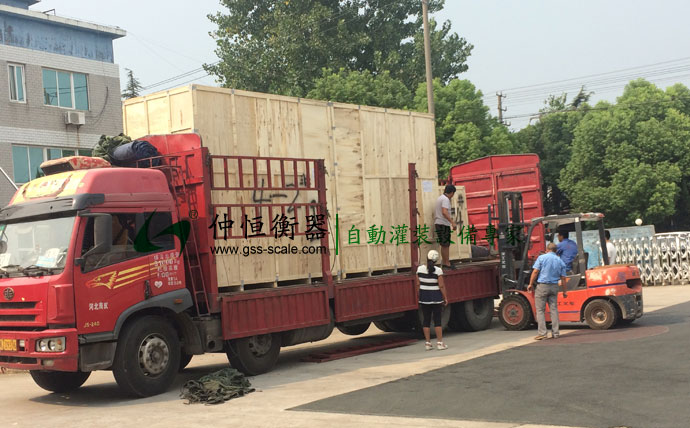 河北華茂偉業購買噸桶液體灌裝機裝車準備出貨2