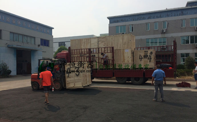 河北華茂偉業購買噸桶液體灌裝機裝車準備出貨3