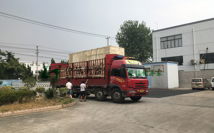 河北華茂偉業購買噸桶液體灌裝機裝車準備出貨1